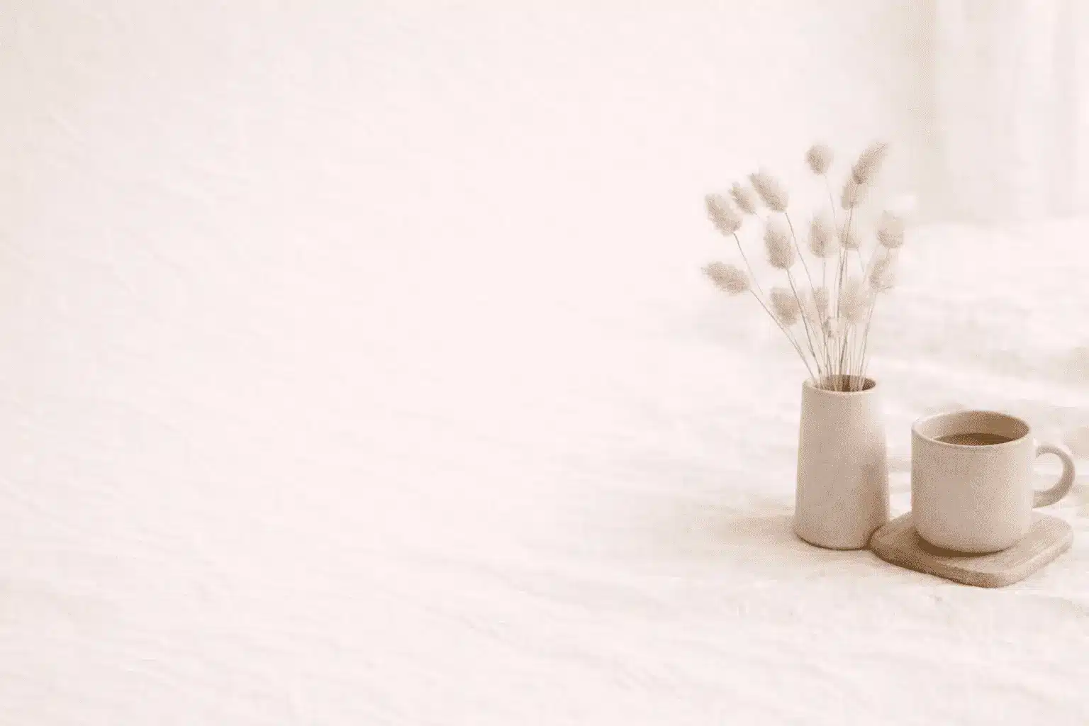 tasse mit blume beige