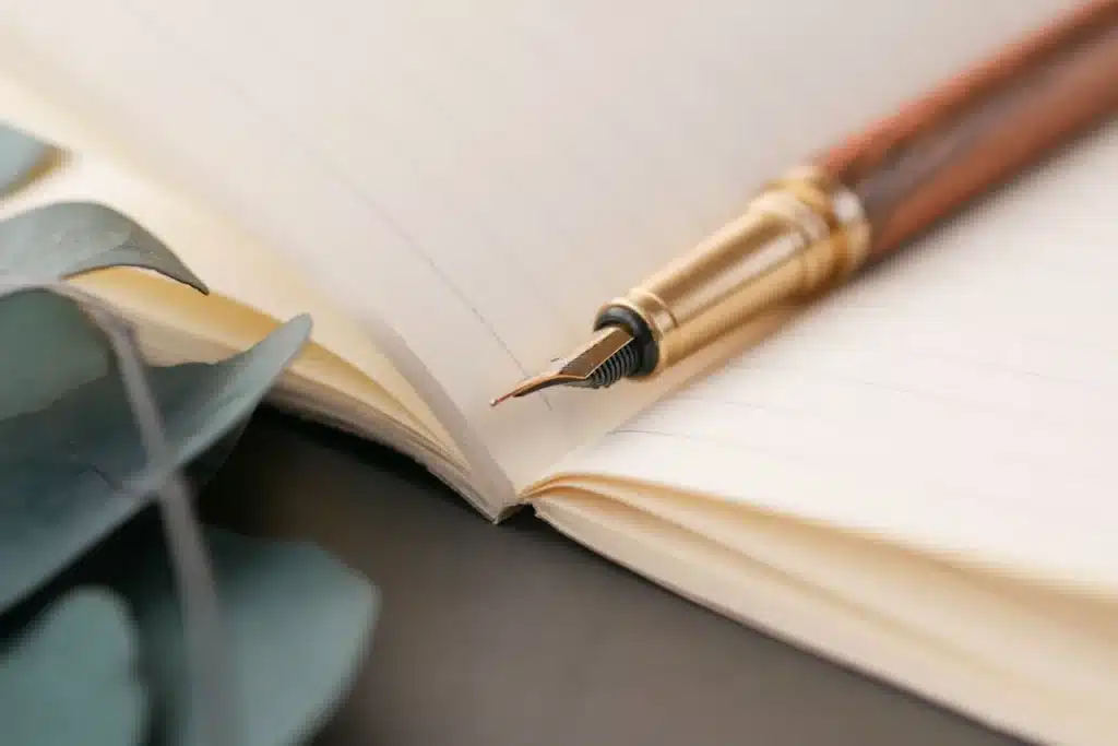 Ein Notizbuch mit einem Stift